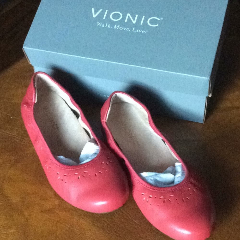 NWT Vionic Geneva Ballet Flats in Claret Red 7 WIDE